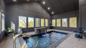 Indoor POOL, Hot Tub, Arcade, Close to the Parkway